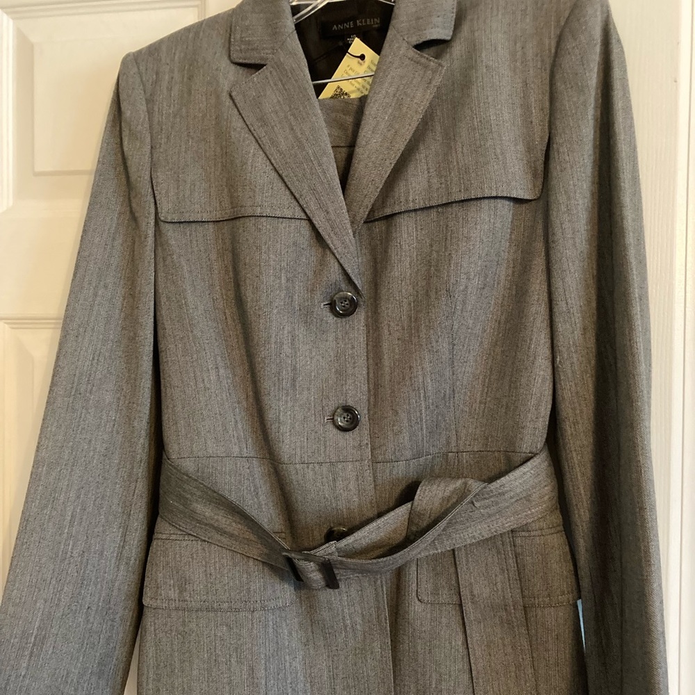 NWT - Beautiful Belted Anne Klein Ladies Gray Pant Suit - Sz 10